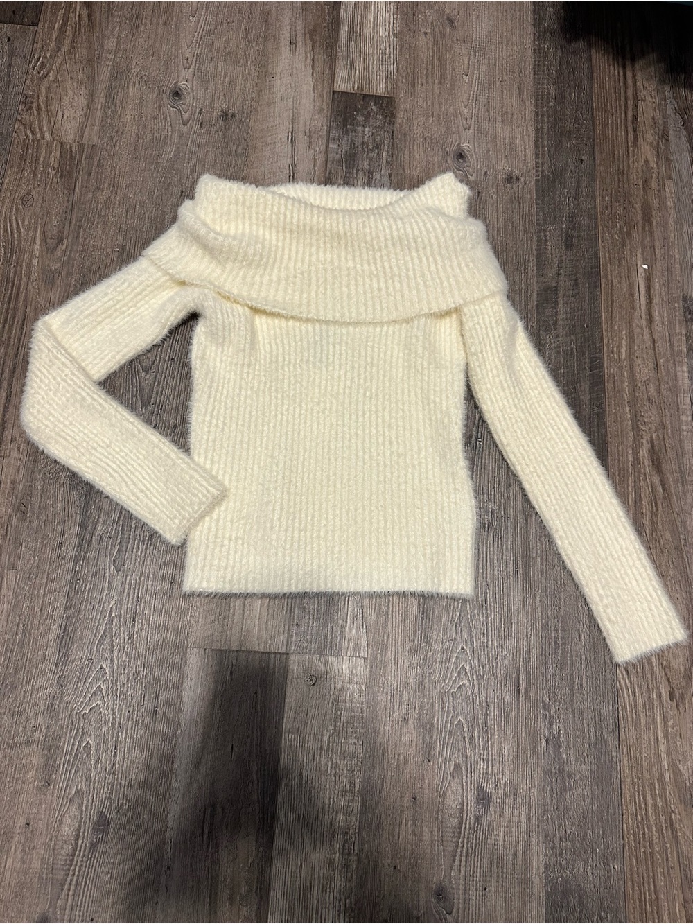 5/$25 NWT Off-Shoulder Ribbed Sweater